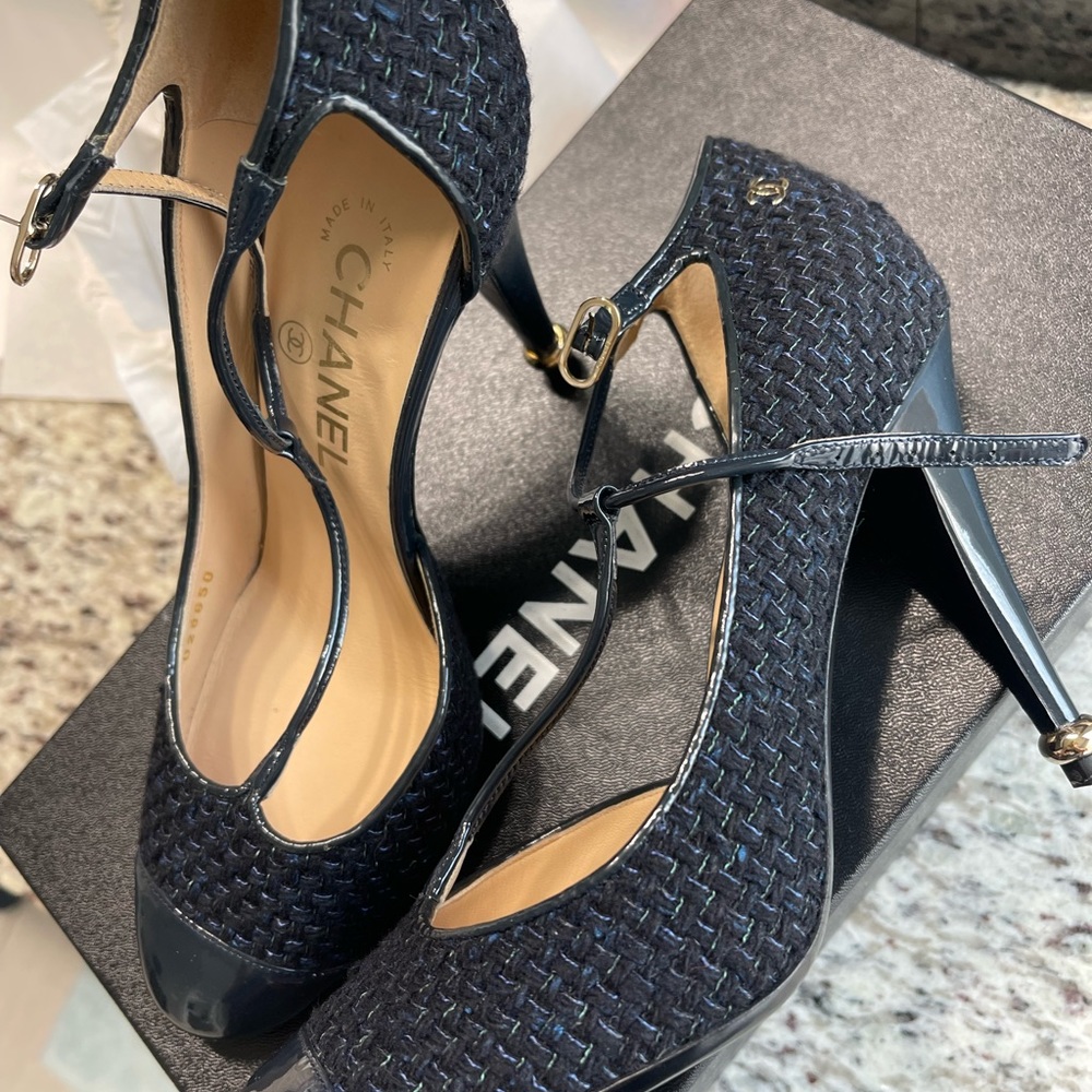 Chanel Tweed Heels. Navy blue.  Classy - Picture 5 of 10